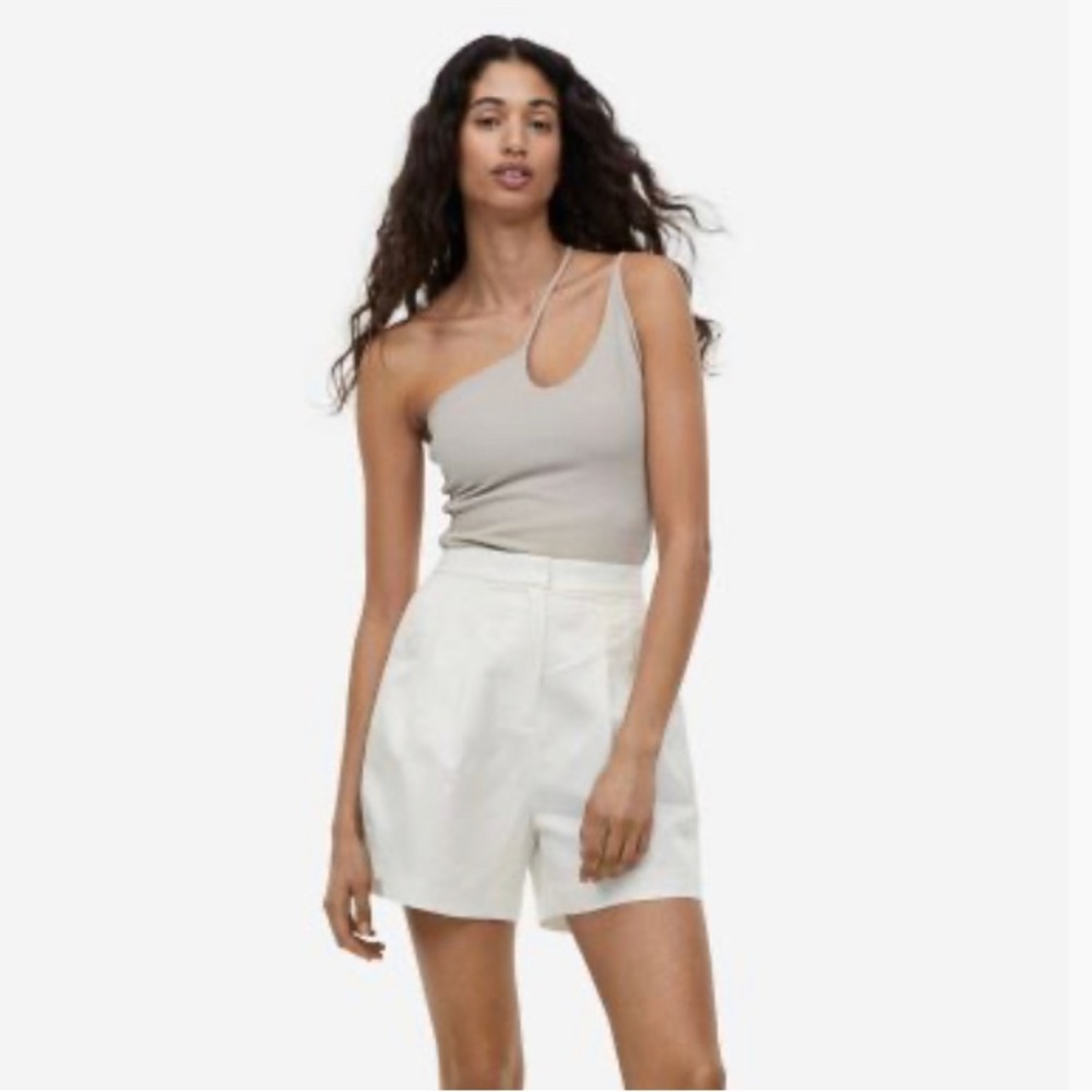 Linen-blend shorts - White - Ladies H&M
Size 10 New